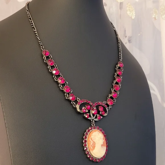 Cameo Pendant With Deep Blood Red Crystals Gunmetal-tone Choker Necklace PoFJ - Picture 13 of 16